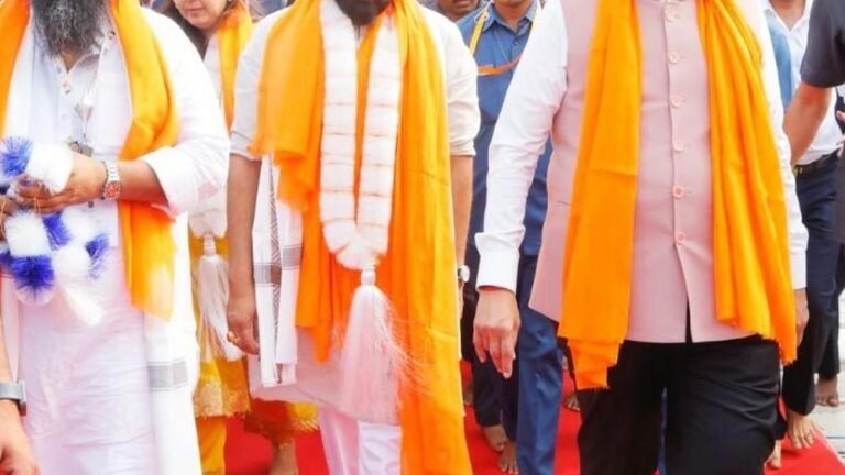Pawan Kalyan, Fadnavis pay homage to Guru Tegh Bahadur Singh in Nanded