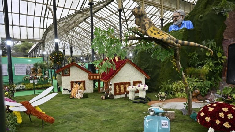 Tejaswi themed Lalbagh flower show draws huge crowds