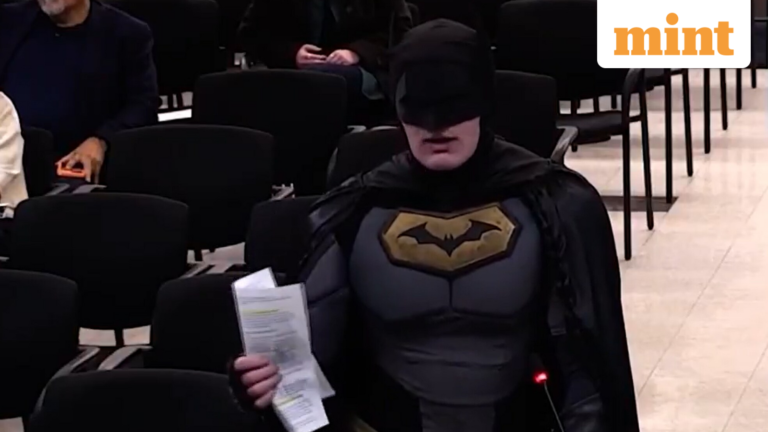 A man dressed as Batman storms a Santa Clara City Council meeting to cooperate with ICE; leaves the internet stunned | Video | Today’s news
