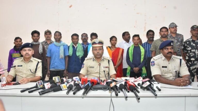 Seven members of Maoist militia, ‘courier’ surrender before Ramagundam police