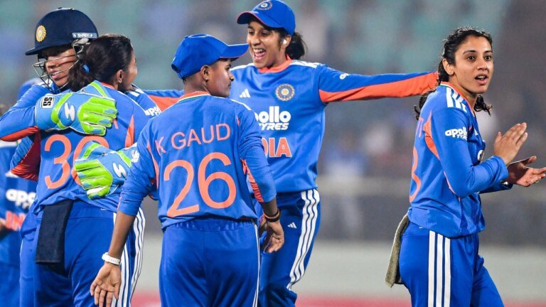 Smriti Mandhana seeks blessings at Mahakaleshwar Temple with Team India in early 2026