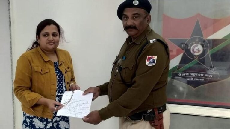 Quick action of the railway police helps to get the gold chain in the train