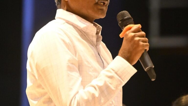 The two top Maoist leaders from the RSU background then give up the armed struggle