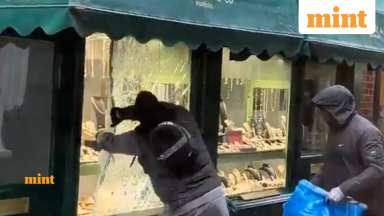 Watch viral video: Thieves carry out daylight robbery at London jewelery store; racist comments flood social media | Today’s news
