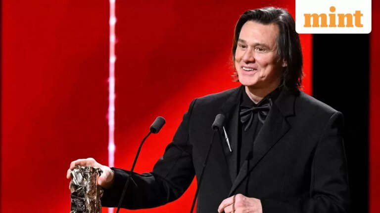 Internet Divided After Jim Carrey’s Paris Performance Sparks Clone Conspiracy Theories | Today’s news