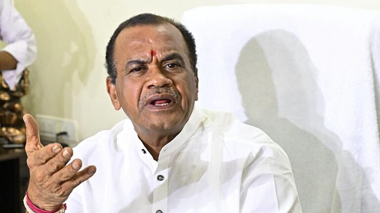 Komatireddy urges KCR to attend the rally