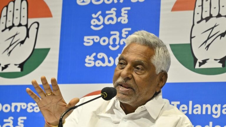 A ‘disgruntled’ Jeevan Reddy leads a rally of maize farmers in Jagtial against the government