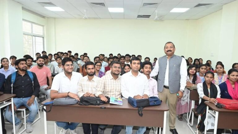 In the girls’ class, the Bihar minister speaks on federalism and centre-state relations