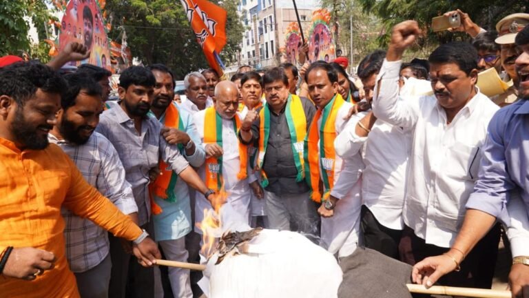BJP activists burn effigy of Rahul Gandhi; Ramchander Rao condemns the behavior of Congress MPs