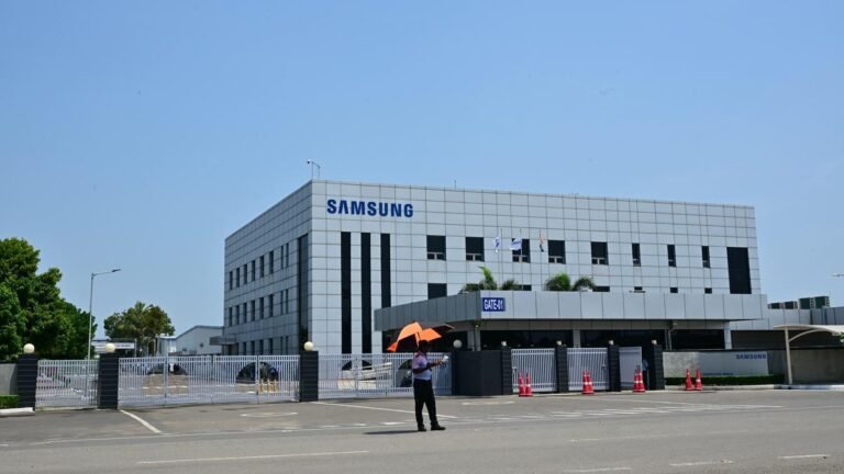 Samsung workers are protesting against the reinstatement of suspended employees