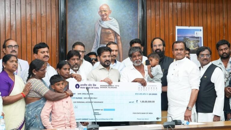 CM distributes insurance checks of ₹1 crore