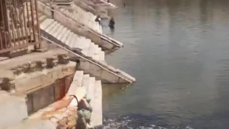 Dirty water flows into the Mahamagam reservoir in Kumbakonam; officials jump into action