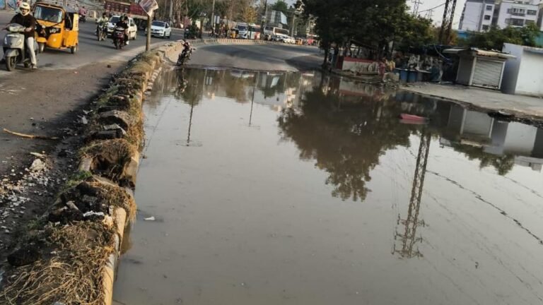 Leaking water pipes cause waterlogging and traffic jams in Miyapur