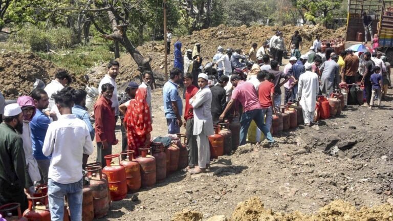 Long queues at petrol stations in Madhya Pradesh districts; The minister denies the shortage