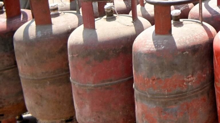 A woman and a son were injured in a gas cylinder fire in Bagalkot