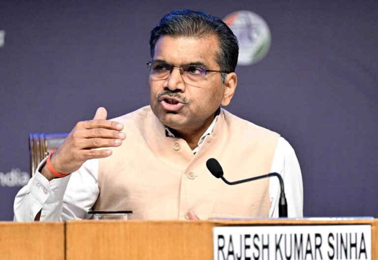 Two tankers move near the Strait of Hormuz; The center ensures the safety of the crew