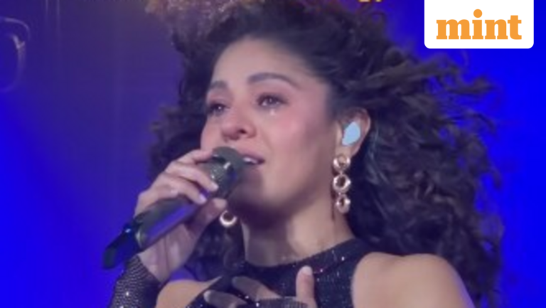 Watch: Sunidhi Chauhan apologizes to fans, breaks down during concert in Lucknow: ‘It’s embarrassing’ | Today’s news