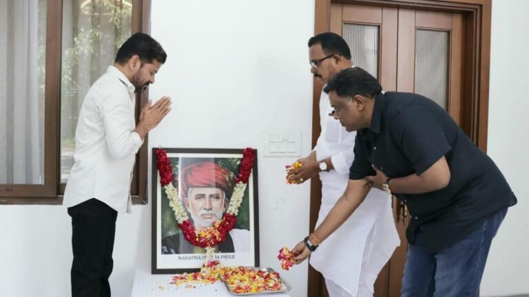 CM pays floral tributes to social reformer Jyotirao Phule