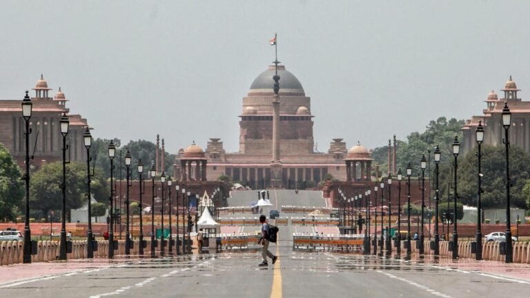 Delhi Temperature: Mercury likely to touch 44 degrees Celsius; IMD issues warning for heatwave-like conditions
