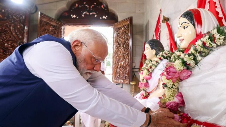 As campaign reaches crescendo, Modi addresses Matuas, Mamata camps in Bhabanipur