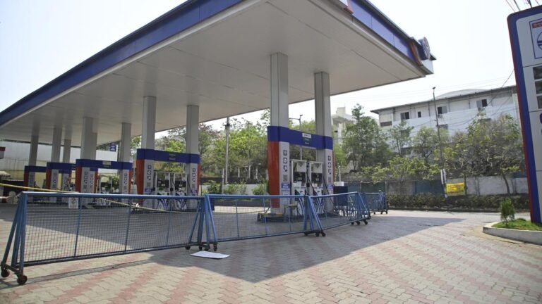 Fuel rush in parts of Hyderabad on April 27, Ministry of Civil Supplies says no shortage