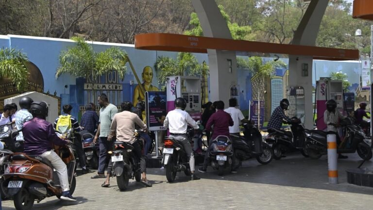 Two-wheeler queues ease, but four-wheelers continue to clog petrol pumps in Hyderabad