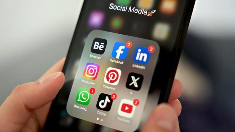 Experts recommend taking regular breaks from screens to reduce the impact on mental health