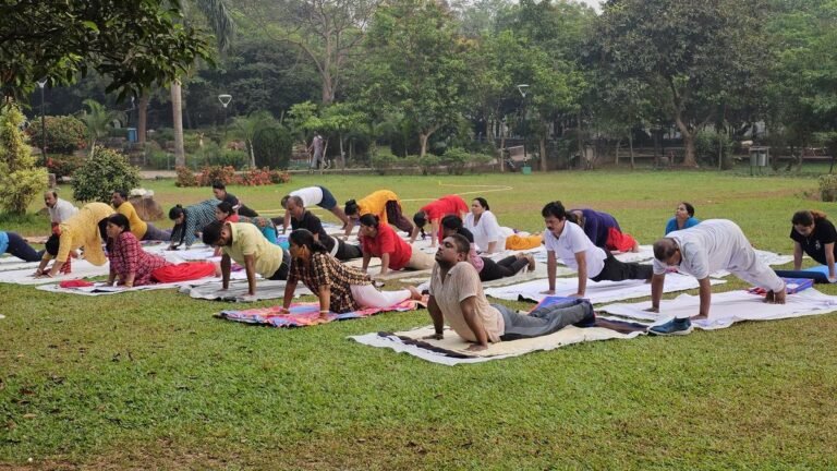 How are the benefits of doing yoga in the morning different from that in the evening?