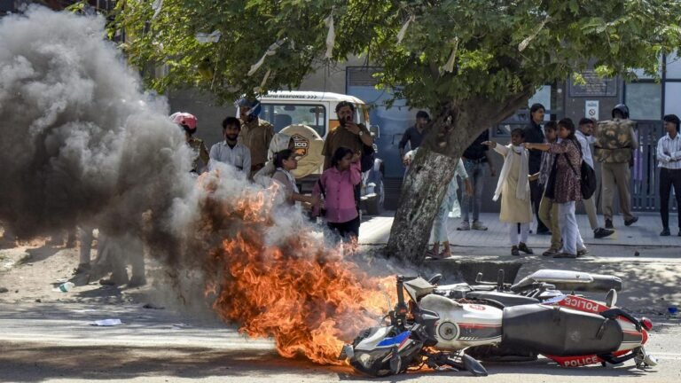 What led to the Noida workers protest?