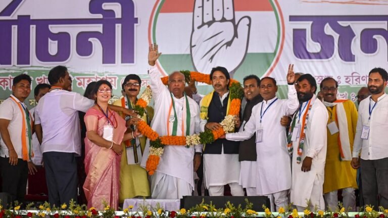 Kharge asks if Modi wants to be the commander of West Bengal