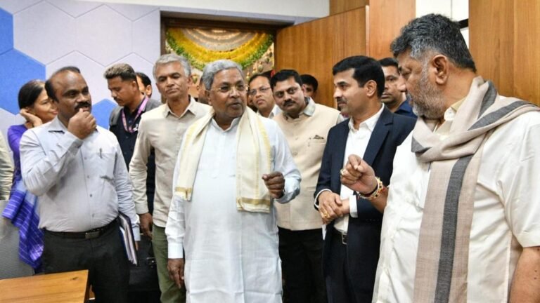 Keep middlemen out of office, Karnataka Chief Minister tells KAS officers
