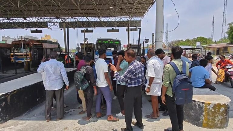 Residents of gherao toll booth on Chennai – Bengaluru Highway in Walajah requiring Metro