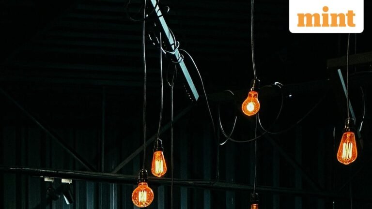 Chinese Proverb: ‘A Little Fragrance Always Clings to the Hand that Gives Roses’ — A Lesson in Generosity” | Today’s News