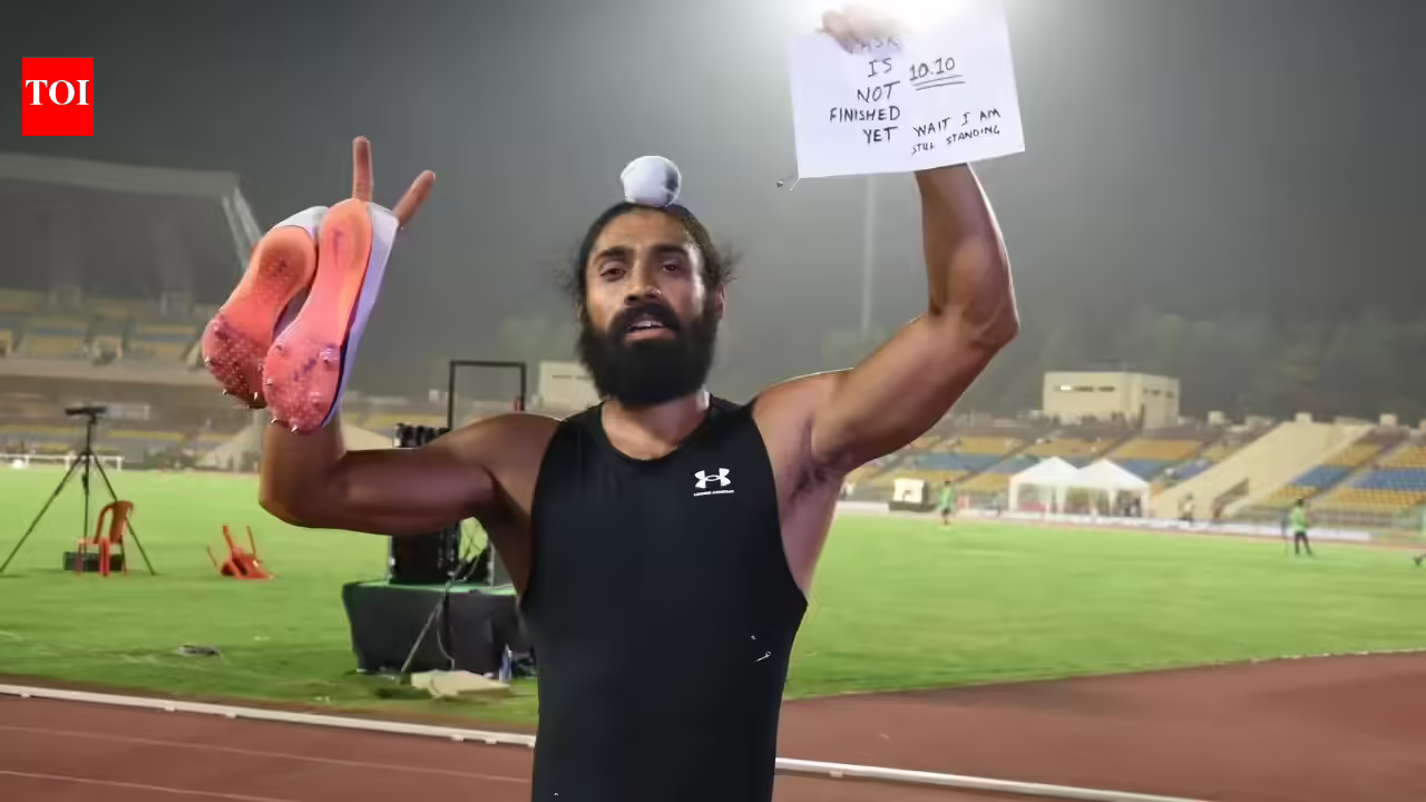 Phenomenal achievement: Sachin Tendulkar reacts as Gurindervir Singh makes history with a record sprint