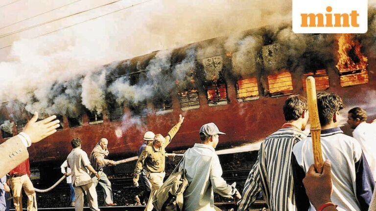 Fire breaks out in Thiruvananthapuram–Nizamuddin Rajdhani AC express coach; no casualties are reported | Today’s news