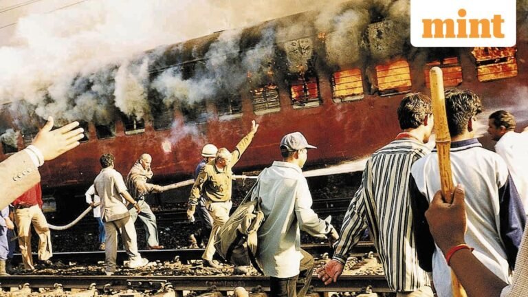 Bihar News: Fire breaks out in Patna express parked at Sasaram station, entire bus gutted | Today’s news