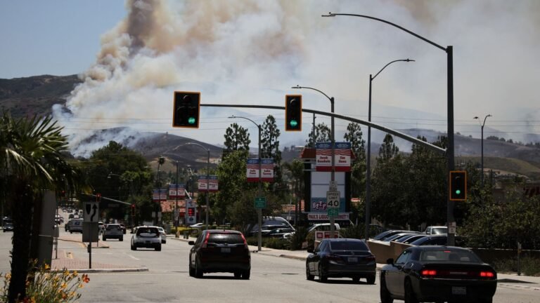 California wildfire: Sandy Fire spreads rapidly in Simi Valley hills, threatens residential areas | Today’s news