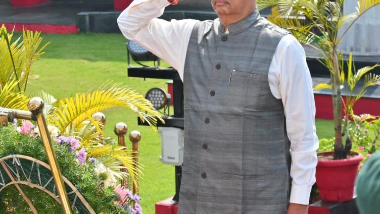 Governor Arlekar lays a wreath at the Victory War Memorial