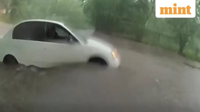 Texas police rush into raging floodwaters to rescue child trapped in car | Follow | Today’s news