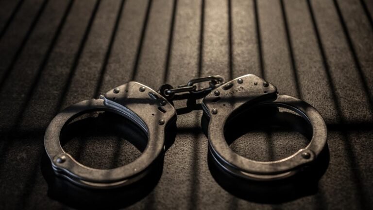 The woman undressed, after an argument about entering the temple, she performed with a slipper; two women arrested