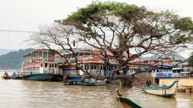 89 tourists were rescued after the boat got stuck on its way to Papikondal