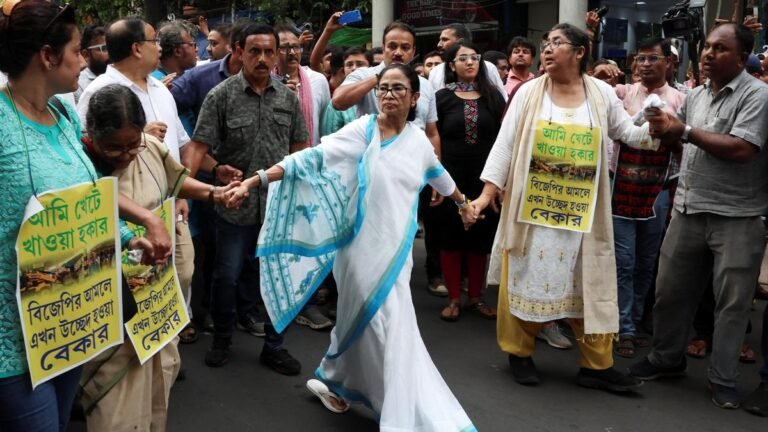 Mamata takes to streets against eviction of shopkeepers in WB