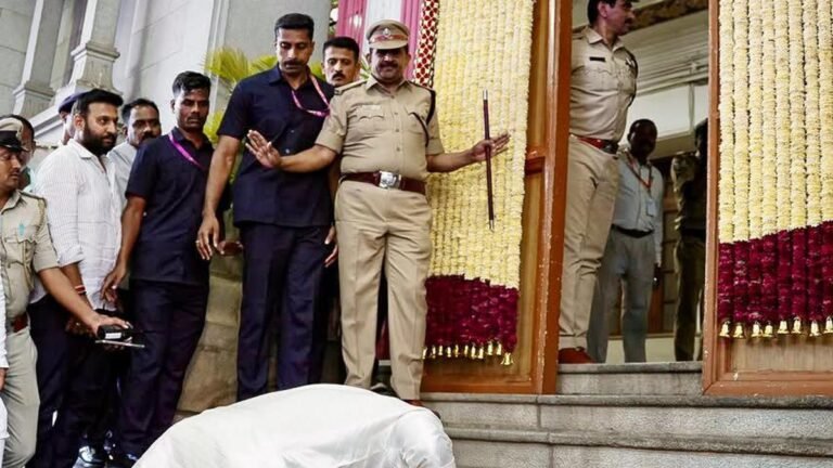 DKS bows to Vidhana Soudha’s steps before his first entry