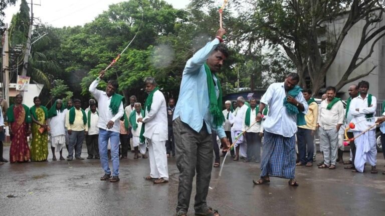 Farmers protest in Dharwad against privatization of electricity supply