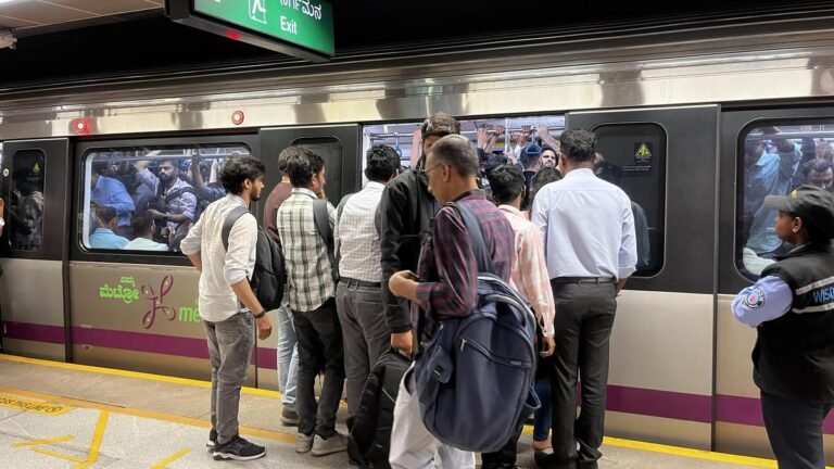 A passenger’s leg got stuck between the subway train and the platform, services were briefly interrupted