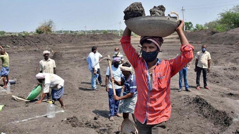 Should the state government review the minimum wages announced for 84 scheduled jobs?