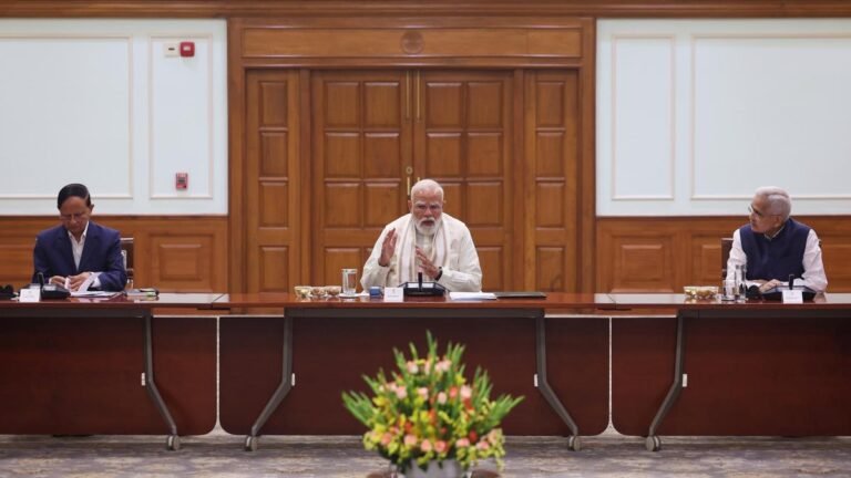 Amid global uncertainty, the Prime Minister discusses measures to support economic growth