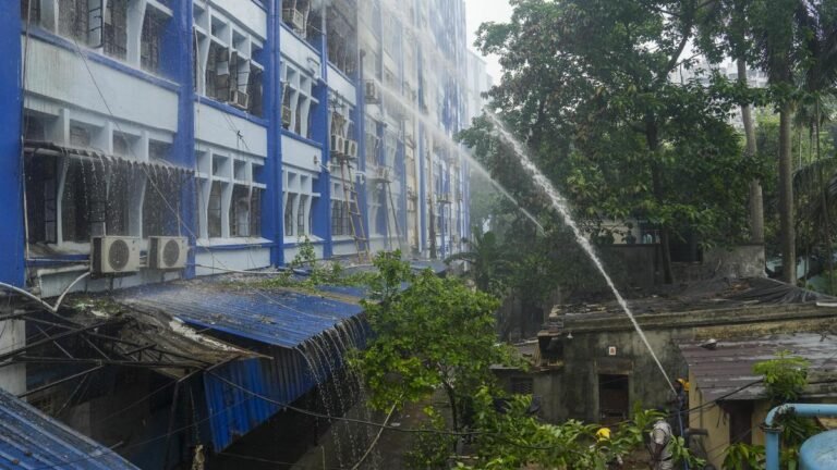 A huge fire breaks out in the government. building in Calcutta