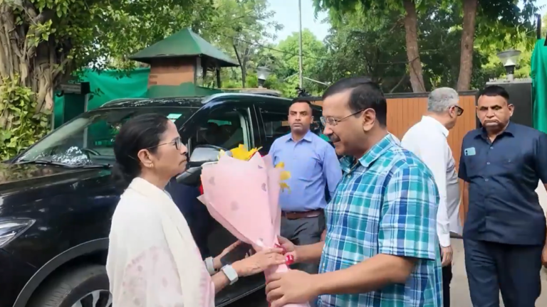 Mamata Banerjee meets Kejriwal ahead of INDIA bloc meeting
