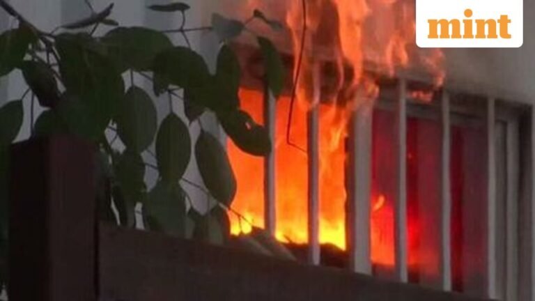 A massive fire breaks out in the slums near Delhi’s Udyog Bhawan | Today’s news